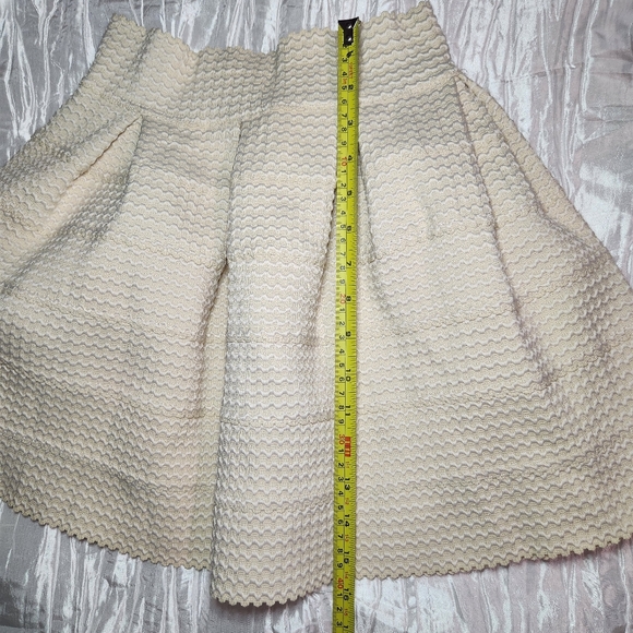 Varga Elegant Cream Textured Women's Skirt - Picture 6 of 6